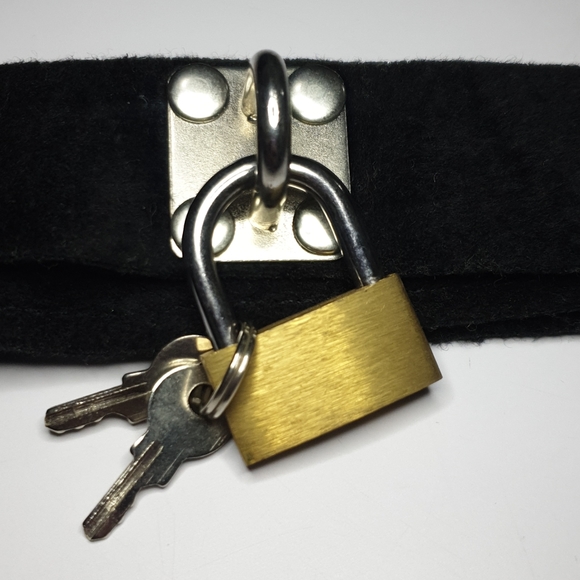 Black soft felt lock and key Velcro choker - Picture 6 of 15